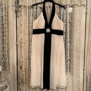 💥😍JRIBKOFF SZ12 MARILYN MONROE WHITE BACKLESS DRESS WITH BLACK ACCENTS